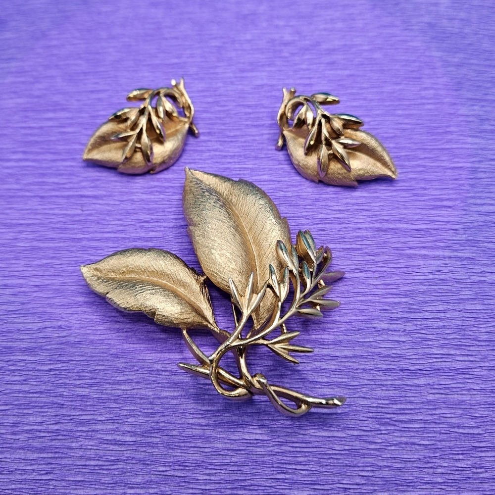 Sarah Coventry brooch pin with matching earrings autumn leaves brushed goldtone